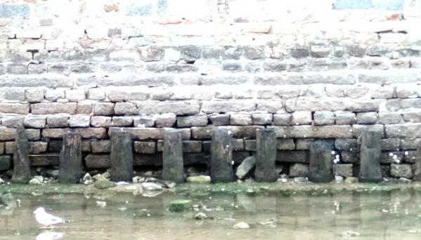 旅順壩沿下那排地下<a href=http://www.josiahconstruction.com/ target=_blank class=infotextkey>松木樁</a>